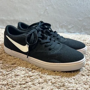 969 |‎ Nike SB Check Solarsoft Canvas Skate Shoes Black White Womens 9 thumbnail 2