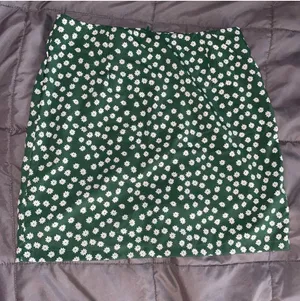 Zaful Green Floral Crop Top And Mini Skirt Set thumbnail 4