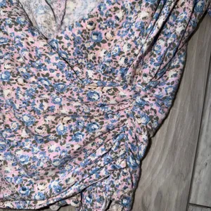 Revolve ASTR the Label Flutter Sleeve Pink and Blue Floral Wrap Blouse women’s medium thumbnail 7