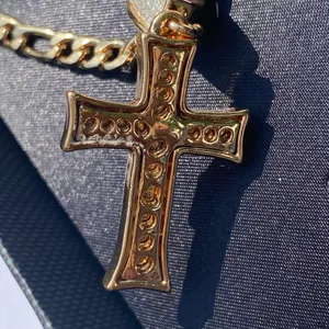 ⚜️✝️ NWT Guess Gold Plated Silver Glitteresque Effect Crucifixrion Cross Pendant Figaro Chain Necklace ✝️⚜️ thumbnail 5