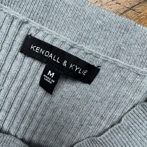 Kendall‎ & Kylie Copped Sleeveless Sweater Gray Size Medium thumbnail 2