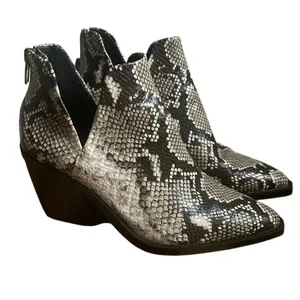 Vince Camuto Gigietta Ankle Booties Snakeskin Pointed Toe Block‎ Heel Grey sz 7 thumbnail 3