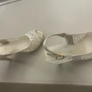 Heels Elegant White Peep-Toe Slingback Heels Audrey Brooke 8 1/2 Great shape thumbnail 4