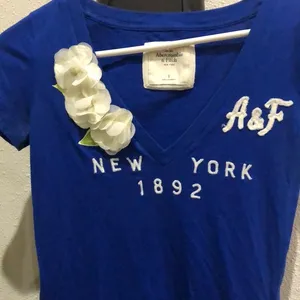 🦋4/$25 Abercrombie & Fitch blue & white flower tee small thumbnail 2