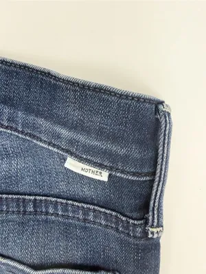 Mother Denim The Outsider Crop Flare Jeans: Two Strangers Ride On The Subway thumbnail 10