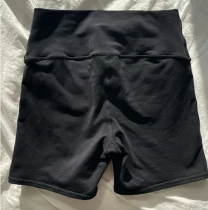 Alo Yoga 5” Airbrush High-Waist Biker Short Black thumbnail 3