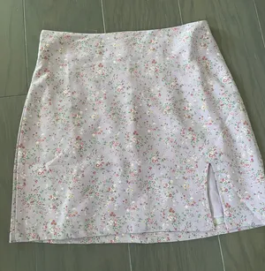Princess Polly Mini Skirt • Size 4 thumbnail 2