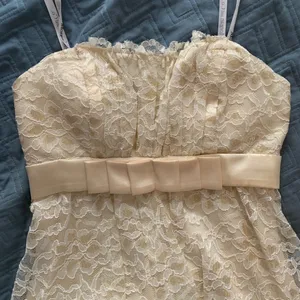 Strapless Bubble Hem Butter Yellow Lace Formal Dress Size 2 thumbnail 6