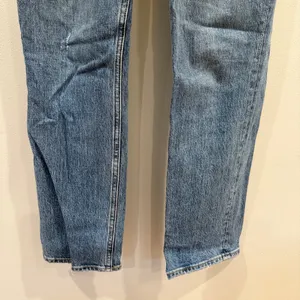Abercrombie & Fitch The 90’s Straight Ultra High Rise Curve Love Jeans thumbnail 2