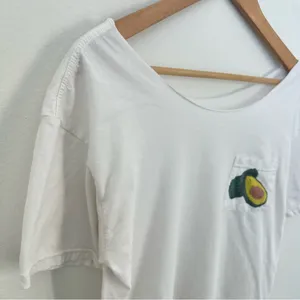 Avocado Graphic Pocket Off the Shoulder Tee White Size M thumbnail 3