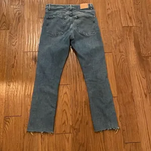Zara high rise medium wash raw hem skinny jean 6 thumbnail 8