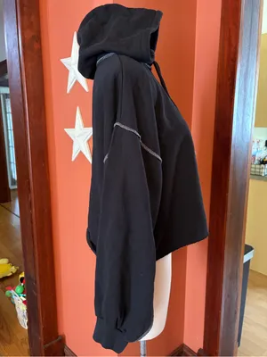 NWT-Levi’s slightly cropped hoodie with contrast stitching thumbnail 4
