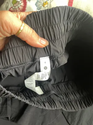 Lululemon Drop-In Pocket High-Rise Hiking Short 4" Black size 6 thumbnail 4