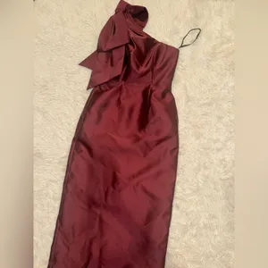 NEW Alfred Sung Bow Detail One-Shoulder Satin Twill Column Gown Sz 4 Cabernet thumbnail 6