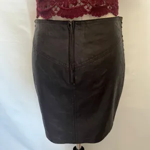 Y2K Andrew Charles Faux Leather Mini Skirt 26 Grunge Punk Brass Chain Festival thumbnail 4