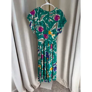 Vintage REO Midi Dress Women's SZ 14 Green Abstract Pleated V-Neck Short Sleeves thumbnail 2