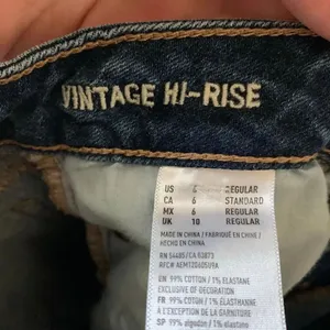 American Eagle Vintage hi-rise relaxed distressed size 6 jeans thumbnail 2