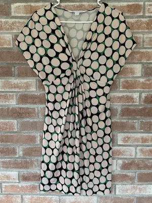 Diane Von Furstenberg DVF Natalie Shift V Neck Dress 100% Silk Green Pink Size 4 thumbnail 1