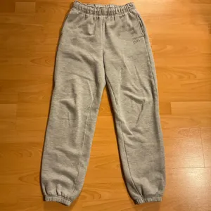 Alo Yoga Accolade Sweatpant Athletic Heather Grey S thumbnail 2