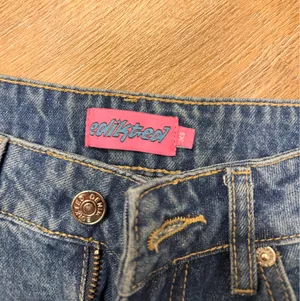 Edikted Low-Rise Jeans thumbnail 4