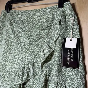 HAVE Women’s Skort Large Green Ruffle Wrap‎ Look Elastic Waist NWT thumbnail 3