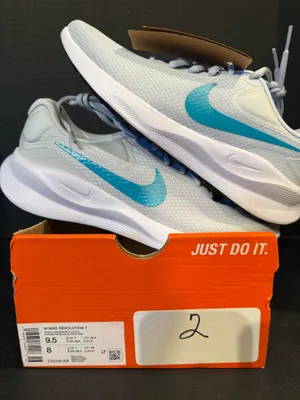 Women’s Nike Revolution 7 thumbnail 1
