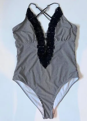 Cupshe One-Piece Swimsuit V-Neck thumbnail 1