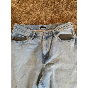 UNIQLO Women's Light Wash High/Mid-Rise Straight Leg Denim Jeans Classic Mom thumbnail 2