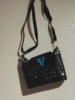 Stylish and elegant handbag in good condition. Perfect for everyday use, work, shopping, or going out. Spacious enough to carry your essentials and easy to match with different outfits. Please check the photos for the exact condition and details. thumbnail 3