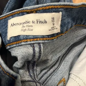 Abercrombie Dark Wash Mom High Rise Jeans Size 6 Button Fly Frayed Hem thumbnail 2