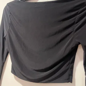 PrettyLittleThing Elegant Black Long Sleeve Crop Top thumbnail 4