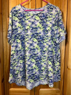 J. Jill NWOT Fit Progress Shirttail Pima Tee Multicolor Abstract Floral‎ Top thumbnail 1