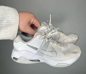 Nike | Women's‎ White Athletic Shoes 7.5 Zoom Bella 6 thumbnail 1
