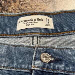 NWT Abercrombie Mom Denim Shorts High Rise Distressed Cutoff Blue 18 34 Y2K 90s thumbnail 3