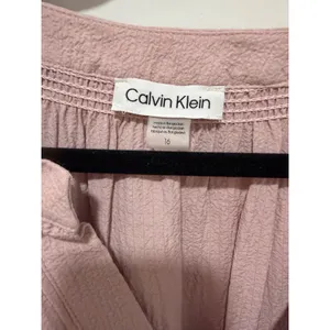 Calvin Klein Pink Crinkle Tiered Mini Dress Flutter Sleeve Pockets Size 16 thumbnail 3