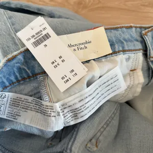 Abercrombie & Fitch 26 NEW Baggy Low Rise Jeans Light Wash Distressed Knee thumbnail 5
