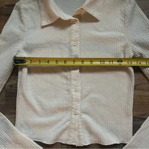 Cider Womens Cream/Beige Textured Long Sleeve Collared Button Down Crop Top Sz S thumbnail 4