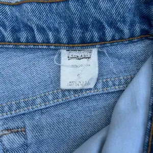 Blue Vintage Levi's Blue Light Wash Mom Jeans Denim High Waisted Pants thumbnail 6