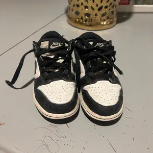 Nike Dunk Low Black & White – Talla 12 para niña 👟🖤🤍 thumbnail 4