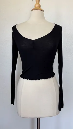 Active USA Black Long-Sleeve Cropped Scoop Top thumbnail 1