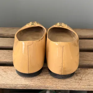 Tory Burch Patent Leather Pointy-Toe‎ Logo Flat Size 8 A30 thumbnail 7