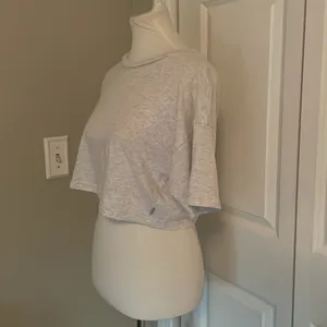 😻 Super Cute TNA Aritzia Light Grey Short Sleeve Cropped T Shirt thumbnail 4