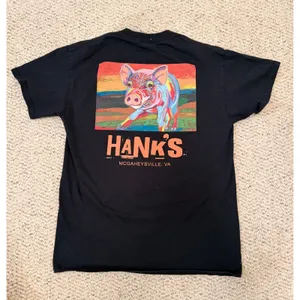 Gildan Hanks Grille and Bar McGaheysville VA Pig Graphic T-Shirt Black Medium thumbnail 2