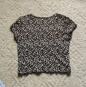 American Eagle Cheetah Print Cropped Tee thumbnail 2