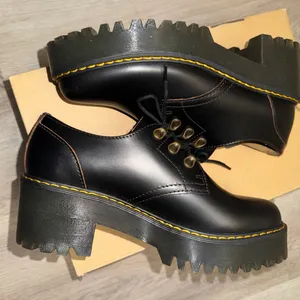 Dr. Martens LEONA LOW Platform Shoes Black Leather Chunky Heel Women's Size 9 thumbnail 6