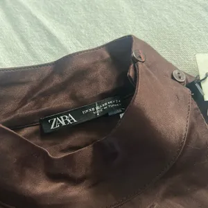 NWT Zara LS One‎ Shoulder Brown Satin Blouse Size XS thumbnail 4