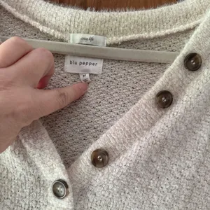 Blu Pepper Cozy Life Pullover Button Sweater Women’s Medium Ivory Cozy V Neck thumbnail 2
