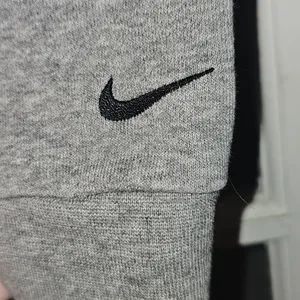 Nike Womens‎ Gray Logo Crop Sweatshirt Medium thumbnail 4