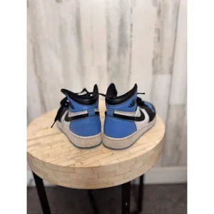 Nike Air Jordan 1 Mid UNC Black White Blue Sneakers Womens Size 5.5Y / 7W thumbnail 2