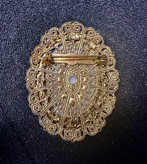 Vintage Gold Tone Lovers Hand Painted Ceramic Victorian Oval Brooch Pin thumbnail 2